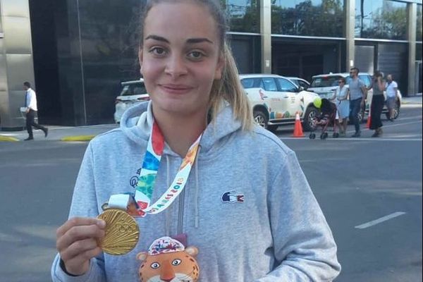 Mathilde Pereygne posant avec sa médaille d'or obtenue lors des jeux olympiques de la jeunesse 2018