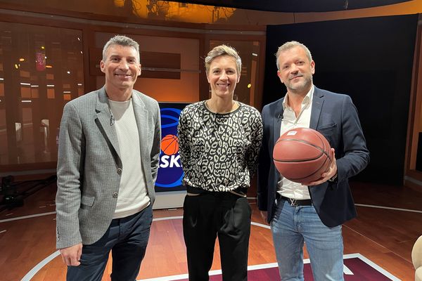 Céline Dumerc, icône du basket féminin, invitée de NoA basket, entourée de Freddy Vetault et Simon Darnauzan.