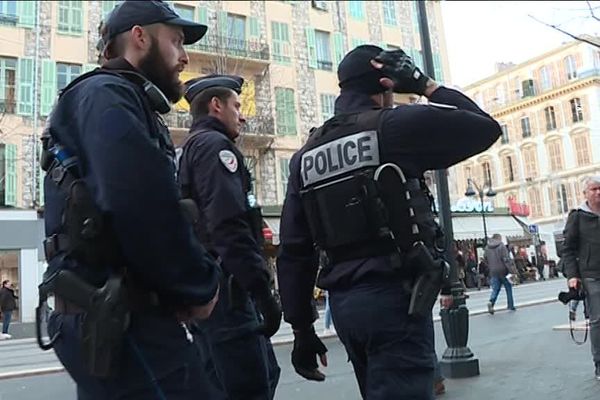 Patrouille de police sur l'avenue Jean-Médecin à Nice, ce vendredi.