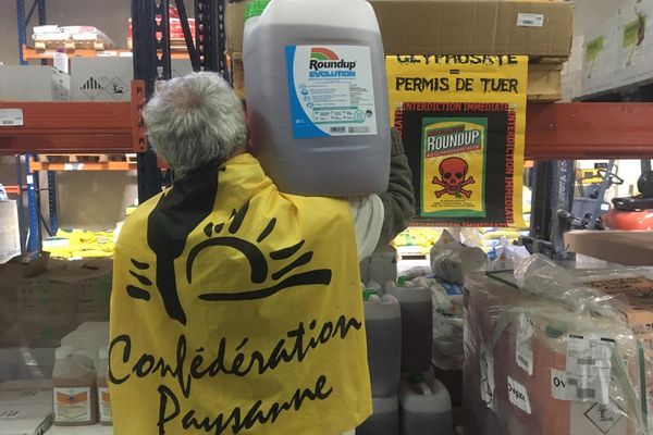 Une soixantaine de militants de la Confédération paysanne ont occupé un entrepôt de stockage de pesticides à Carcassonne, jeudi 9 novembre 2023.