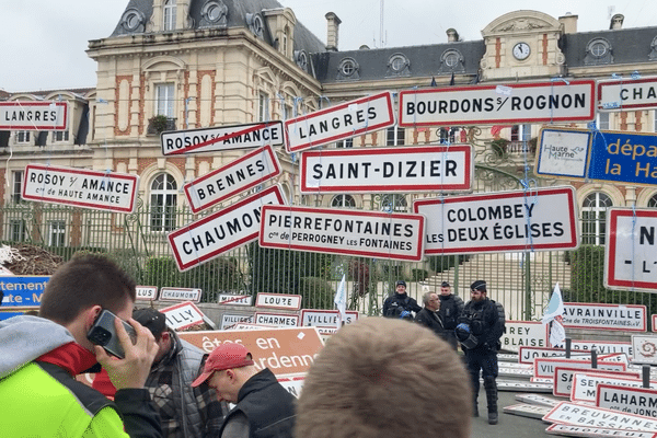 150 agriculteurs se sont rassemblés devant la préfecture de Haute-Marne, accompagnés de plus de 200 panneaux d'entrée ou de sortie de commune pour manifester leurs inquiétudes.