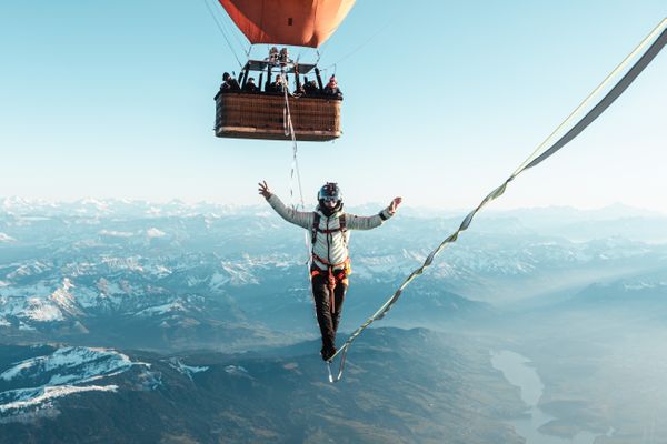 Julien Roux a battu le 15 novembre 2024 le record du monde de Highline, un sport extrême qui consiste à marcher sur un câble tendu en haute altitude.