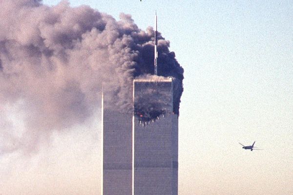 Un avion commercial détourné s'approche du World Trade Center peu avant de s'écraser sur le gratte-ciel emblématique le 11 septembre 2001 à New York. 