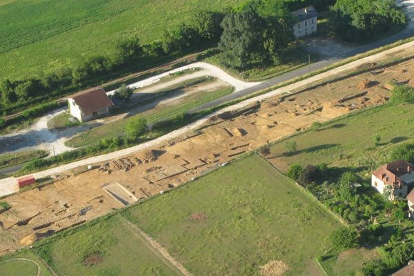 Image aérienne des vestiges d'une piscine gallo romaine détruite par une pelleteuse lors du chantier du contournement de Beynac (24)