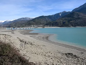 Le bas niveau du lac de Serre-Ponçon est une image frappante de la situation critique de sécheresse dans les Alpes sud.