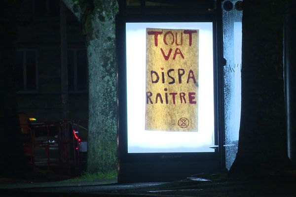 Des affiches ont été placardés cette nuit à La Rochelle.