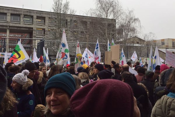 Environ 300 personnes manifestent dans le froid, ce mardi 6 février, contre la réforme du Bac et les fermetures de classes.