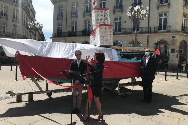 Des opposants au transfert du CHU de Nantes ont improvisé une saynète simulant l'inauguration du futur projet.