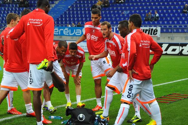 A l'échauffement, avant Valenciennes-Sochaux, Pujol motive ses coéquipiers. Ça ne suffira pas...