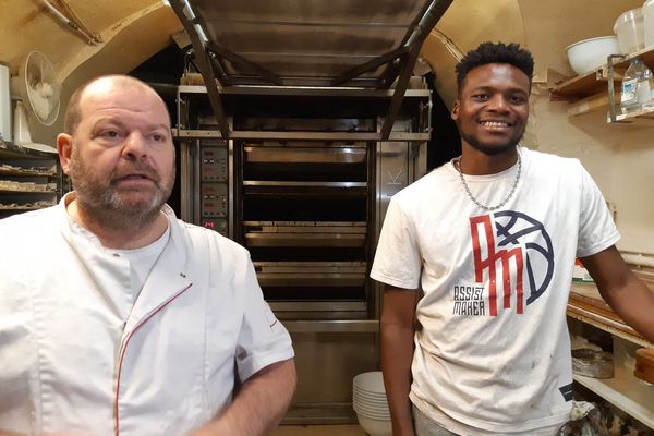 Stéphane Ravacley et Laye son apprenti guinéen dont la situation a été régularisée