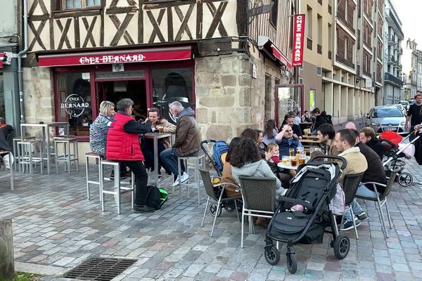 La mairie offre la possibilité aux bars et restaurants de prolonger leurs terrasses estivales jusqu'au 31 décembre. 