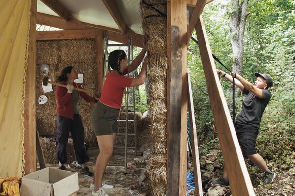 Des femmes construisent une nouvelle cabane dans le lieu refuge, où la vie se construit sans les hommes.