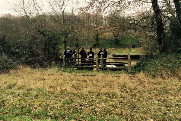 Plusieurs policiers ce mardi matin autour d'un corps repêché dans le canal de l'Orne à colombelles