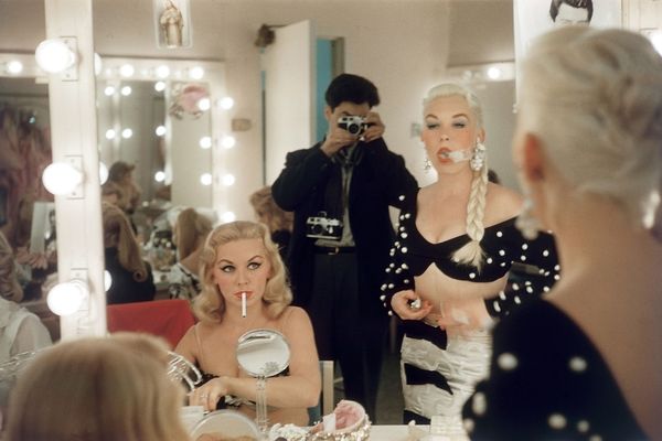 Elliott Erwitt photographiant une série sur les showgirls des spectacles de Las Vegas, dans un hôtel du Nevada en 1957.