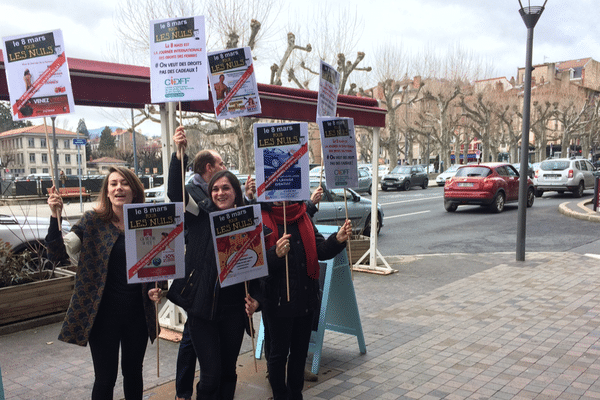 Des militants pour les droits des femmes se sont rassemblés au Puy-en-Velay pour dénoncer la récupération commerciale du 8 mars.