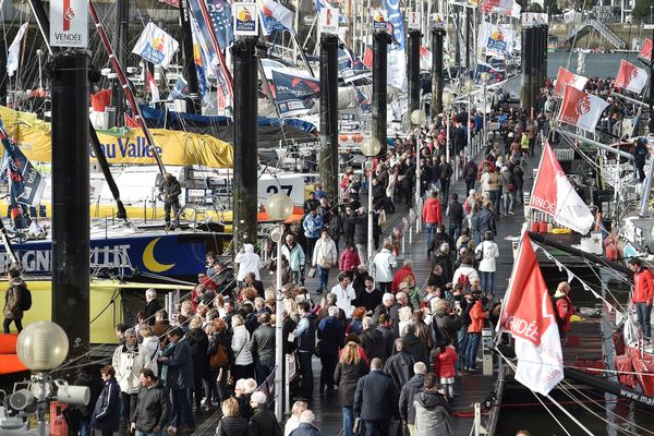 Les visiteurs se promènent le 15 octobre 2016 dans le port des Sables d'Olonne, dans l'ouest de la France, lors de l'ouverture du village du Vendée Globe 2016.