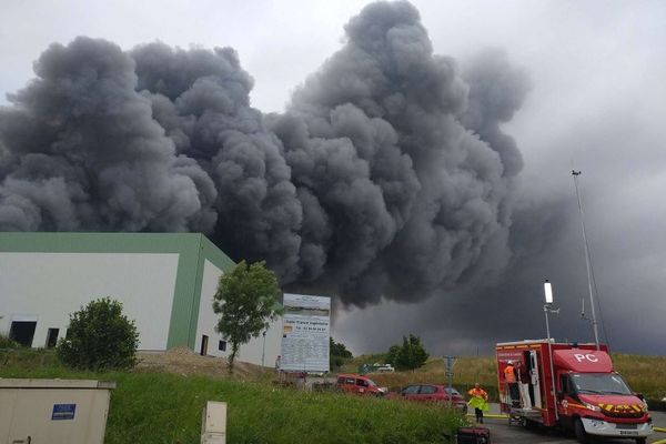 L'incendie s'est déclaré peu après 14 heures ce mercredi 19 juin à Val-du-Maine (Mayenne). L'épaisse fumée noire témoigne de l'ampleur de l'incendie, qui a à moitié ravagé un bâtiment de 21 000 mètres carrés.