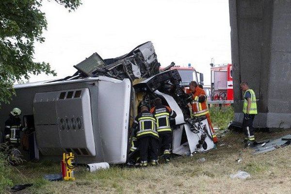 Le bus a heurté un pilier de pont et s'est renversé, faisant un mort et trois blessés graves