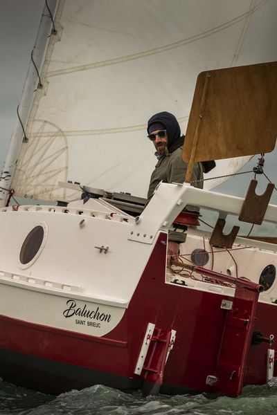 Pour ce 2ᵉ tour du monde, Yann Quenet a modifié Baluchon, son petit voilier de 4 mètres. Il a retiré la quille central et installé des dérives lestées afin de pouvoir remonter notamment le fleuve Saint-Laurent pour hiverner dans le Grand Nord canadien.