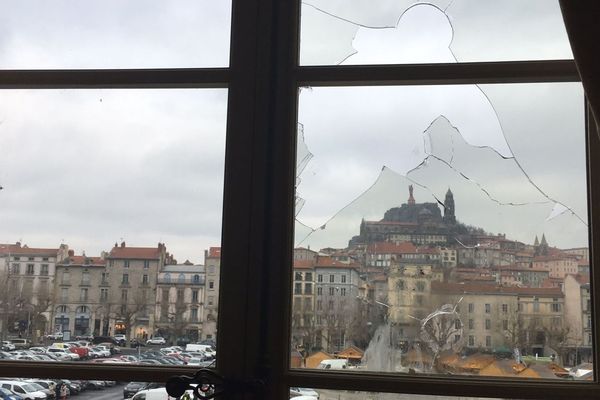 La préfecture de la Haute-Loire, au Puy-en-Velay, porte encore les marques de la manifestation du 1er décembre, pendant laquelle une partie du bâtiment fut incendiée.