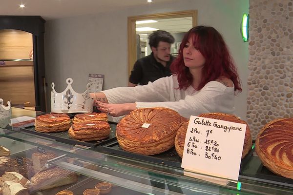 Ce boulanger basé à Étretat (Seine-Maritime) propose en priorité des galettes à la frangipane, les autres sont préparées uniquement sur commande.