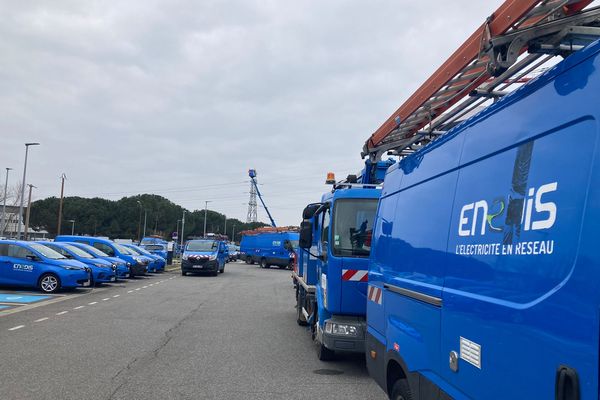 Les véhicules des agences Enedis de la Haute-Garonne ont été réquisitionnés par les grèvistes de Toulouse ce lundi 6 mars.