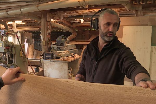 Dans son atelier du Pays basque, Iñaki Lascubé travaille le bois de façon traditionnelle mais en y apportant une touche de design contemporain.