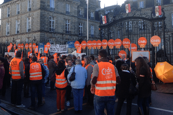 Les manifestants devant les grilles de la préfecture à Vannes