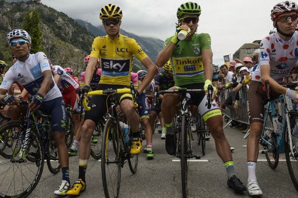 Nairo Quintana, Christopher Froome en jaune, Peter Sagan et Romain Bardet en maillot à pois ou départ de l'étape mythique de l'Alpe d'Huez le 25 juillet 2015