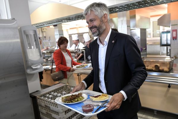 Archives - le président de la région Auvergne Rhône Alpes, Laurent Wauquiez déjeune à la cantine d'un lycée le 2 septembre 2019 - (archives lycée agricole André Paillot à Saint Genis Laval)