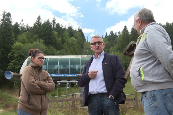 Michel Morel (au centre) devant le télésiège de Piquemiette, désormais fermé. A ses côtés, des commerçants en détresse.