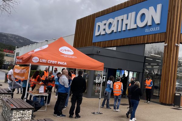 Des salariés de l'entreprise Decathlon étaient en grève aujourd'hui. Ils demandent notamment le versement d'une prime de fin d'année.