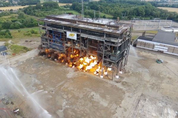 La centrale thermique de Richemont en Moselle, une fraction de secondes avant son "abattage" par explosif. 