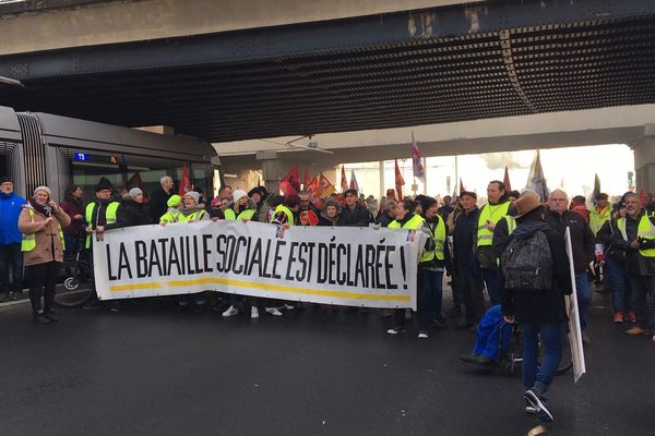 Un tramway bloqué par les manifestants près de la gare de Caen d'où est parti le cortège contre la réforme des retraites.