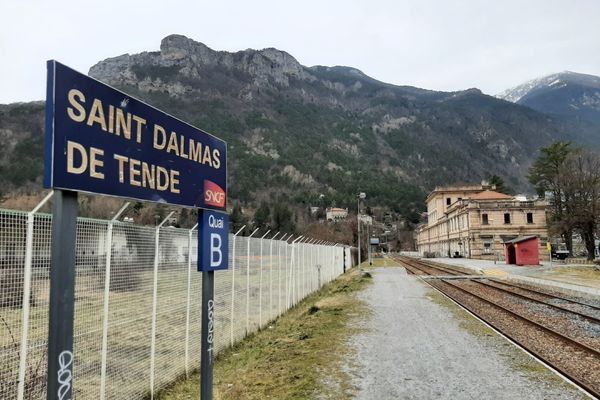 Sur l'un des quais de la gare de Saint-Dalmas-de-Tende, dans la Vallée de la Roya (Alpes-Maritimes). Durant seize mois, il n'y aura plus aucun train assurant la liaison entre Nice et Tende.