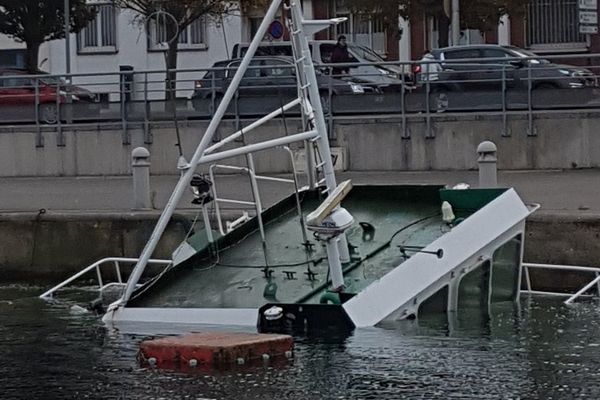 Le bateau a commencé à couler en fin de matinée, dans le Bassin du Commerce, quai des Hollandais à Dunkerque.