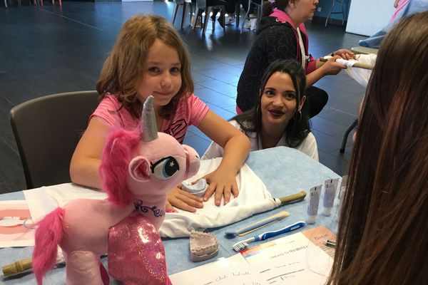 Le projet "Hôpital des nounours" consiste à faire découvrir les soins hospitaliers aux enfants.