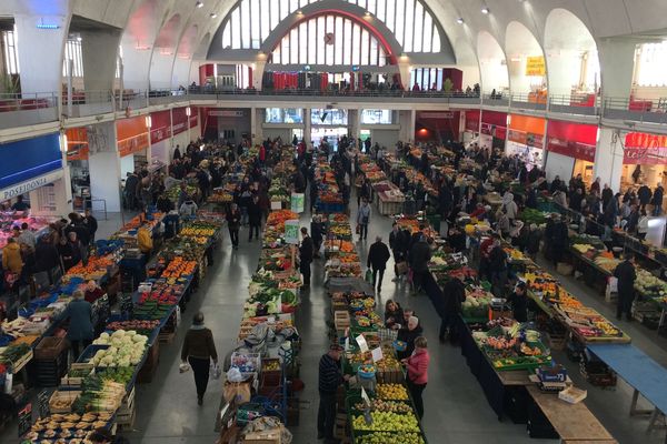 Une femme qui travaille habituellement dans le marché couvert de Villefranche-sur-Saône (Rhône) est hospitalisée, atteinte du coronavirus Covid-19, dimanche 1er mars. Pour l'instant le site reste ouvert au public.