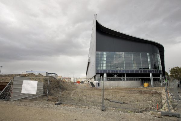 Le chantier de construction de la patinoire de Marseille en 2009.