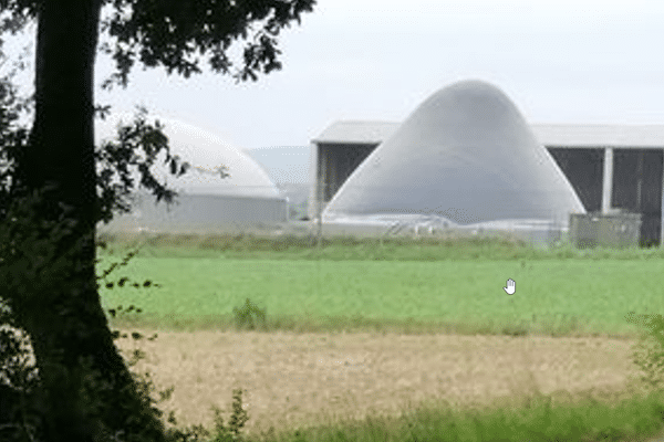 Une des bâches recouvrant l'un des "digesteurs", de l'usine de méthanisation de Ludiès en Ariège s'est fissurée. sa forme conique et de fortes odeurs inquiètent les riverains.