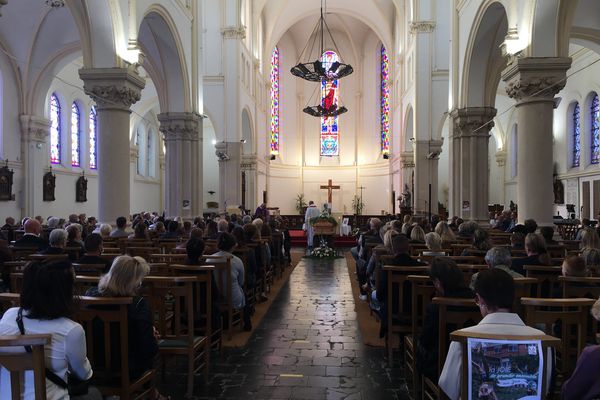 L'église Saint-Amand de Marquette-lez-Lille lors des obsèques de Jonathan Destin, figure de la lutte contre le harcèlement scolaire, décédé de mort naturelle à 27 ans, samedi 20 août 2022.