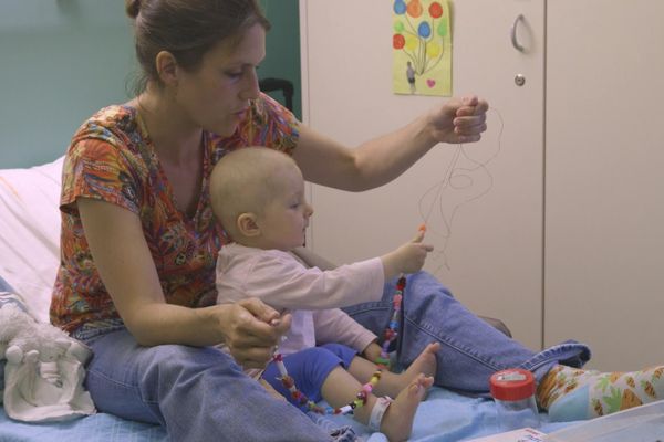 Siloé et sa maman dans le documentaire "D'une perle à l'autre"