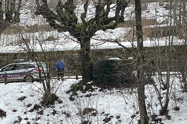 Police et pompiers sont sur les lieux après la découverte d'un corps à Pontarlier