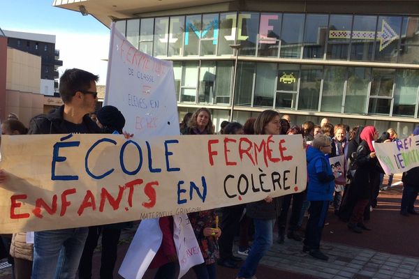 Près de 200 enseigants et parents d'élèves réclament la réouverture d'une classe à l'école Boisard et à l'école de Ver-Sur-Mer