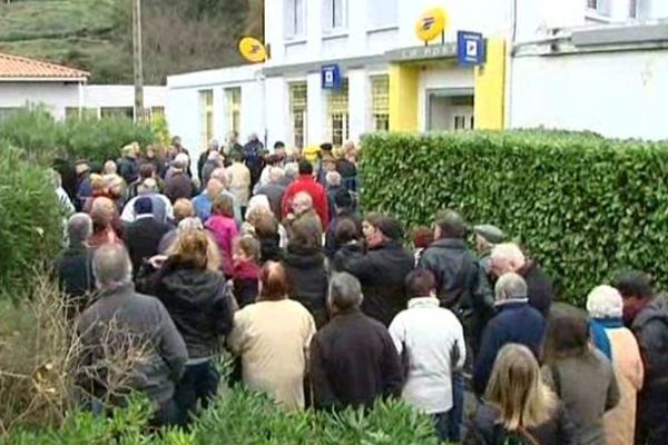 Une centaine d'habitants de Cendras ont protesté ce matin contre la suppression des services de proximité - 6/12/2014