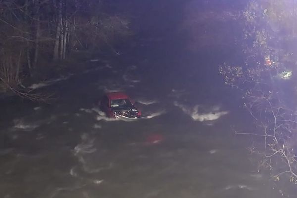 Après une sortie de route, la voiture s'est retrouvée au milieu de la rivière.