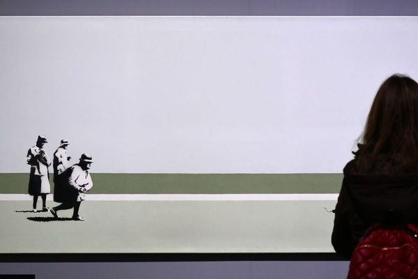 Illustration d'une œuvre de Banksy exposée à Milan.