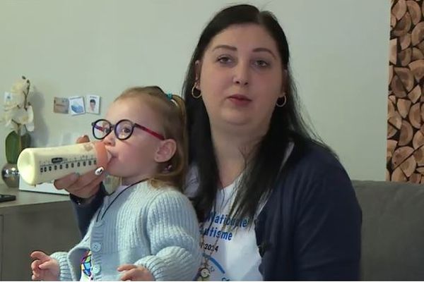 Mère de 3 enfants dont 2 autistes, Mélodie Malaquin a créé une association pour aider les parents comme elle dans le parcours de soins de leurs enfants.