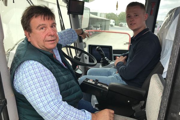 L'agriculteur Frédéric Voet avec Jimmy, la dernière recrue dans cette ferme familiale de la Marne.