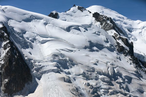 Une avalanche sur le Mont-Blanc emporte une quinzaine de personnes. Parmi les alpinistes, quatre blessés, deux disparus et un décédé, un Catalan de 57 ans, David Blot Pinell.